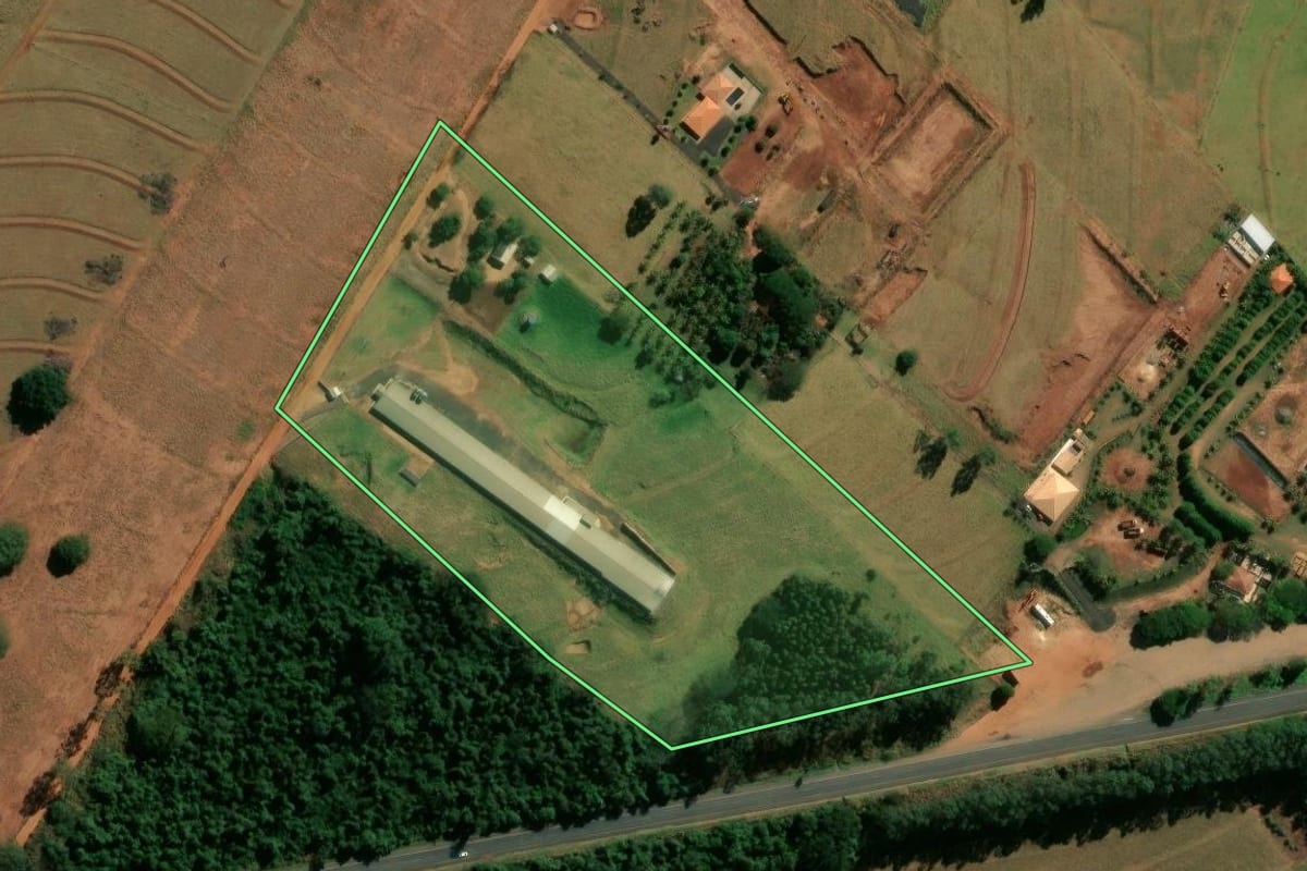 Imagem de satélite do imóvel rural em Guairaçá (PR), com o contorno declarado no CAR desenhado por cima.