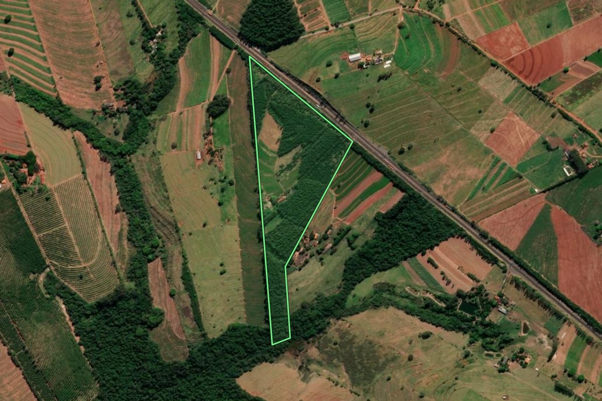 Imagem de satélite do imóvel rural em Alto Paraná (PR), com o contorno declarado no CAR desenhado por cima.