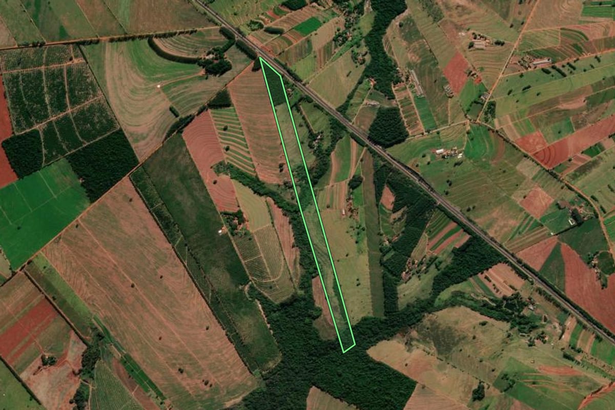 Imagem de satélite do imóvel rural em Alto Paraná (PR), com o contorno declarado no CAR desenhado por cima.