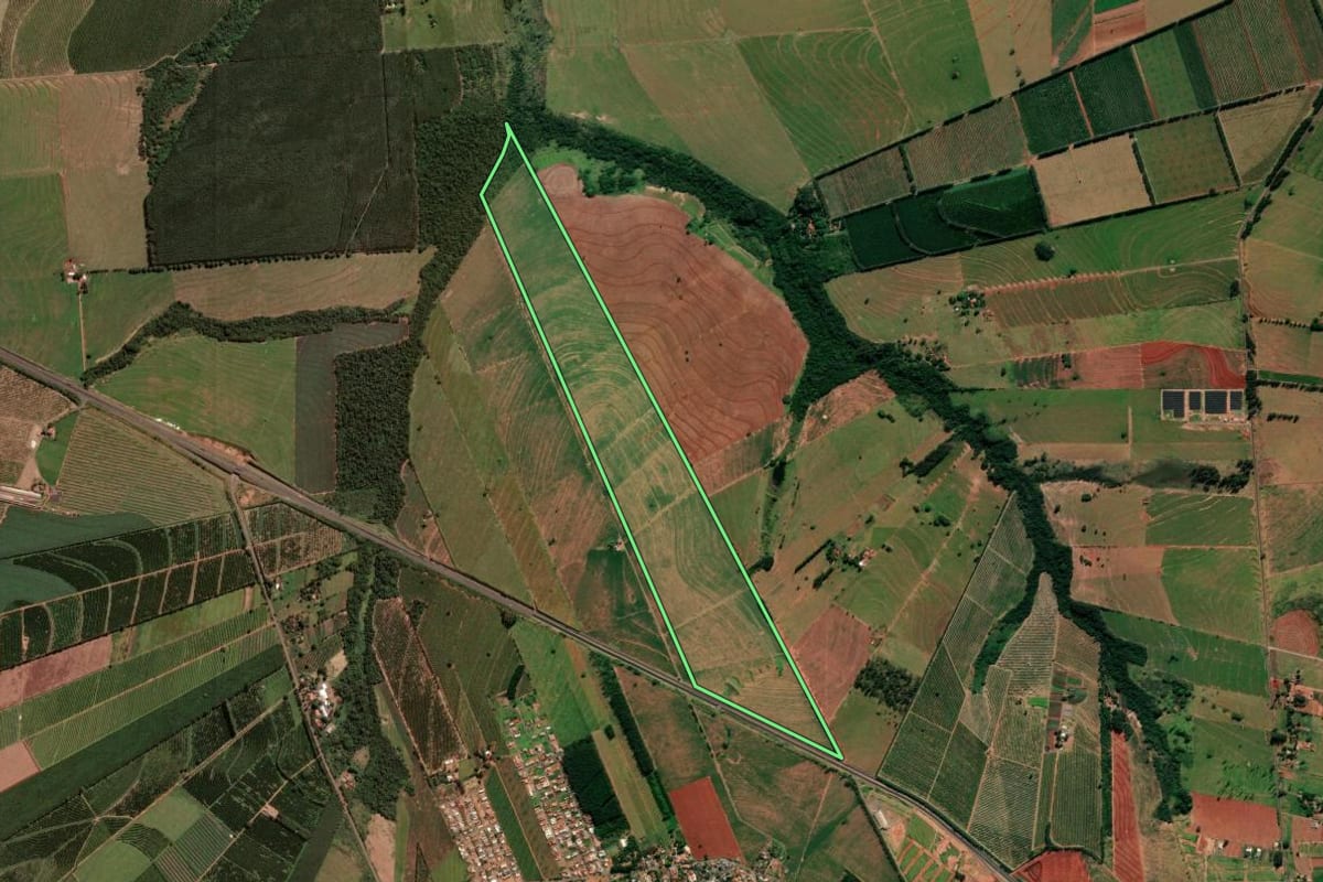 Imagem de satélite do imóvel rural em Alto Paraná (PR), com o contorno declarado no CAR desenhado por cima.