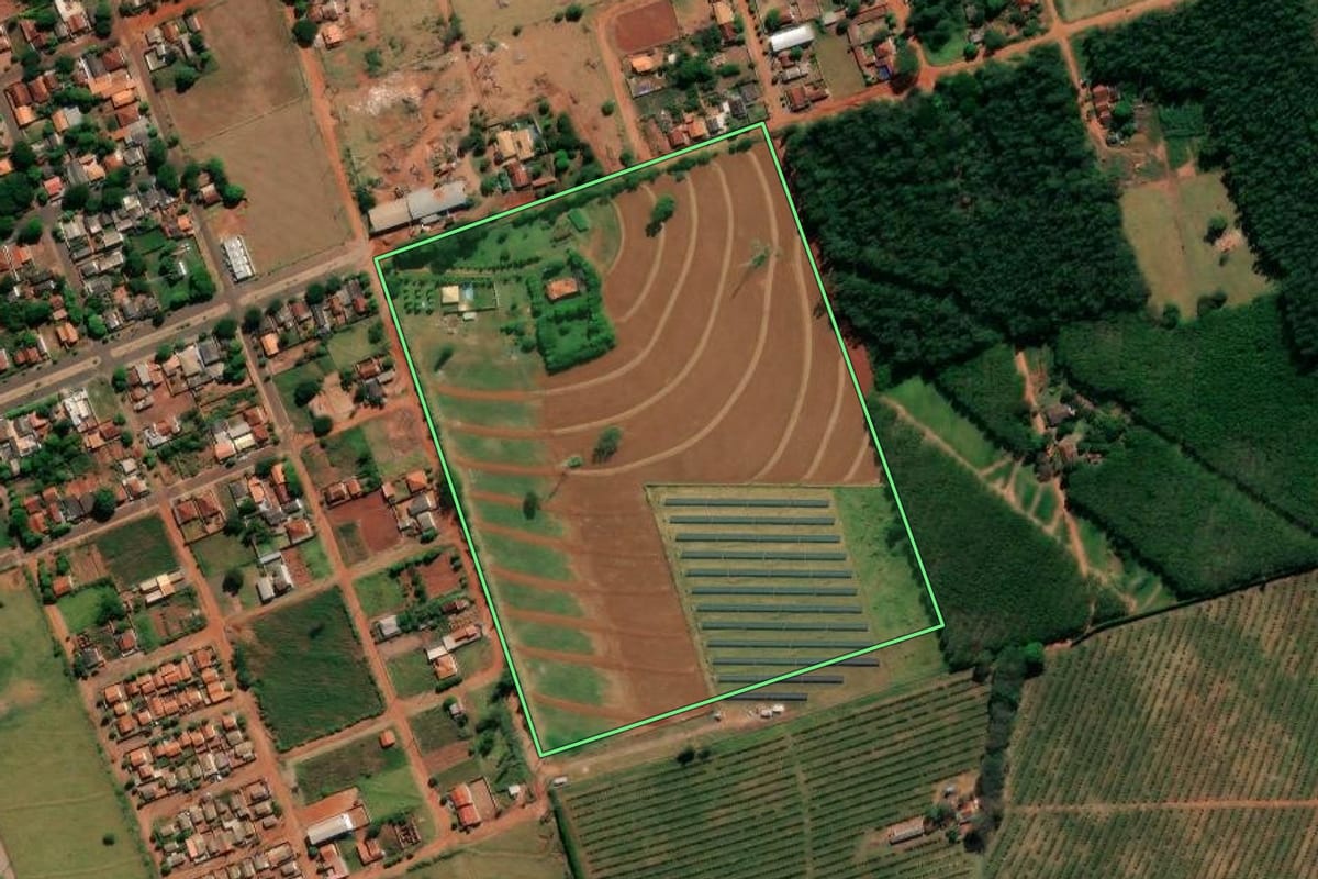 Imagem de satélite do imóvel rural em Alto Paraná (PR), com o contorno declarado no CAR desenhado por cima.