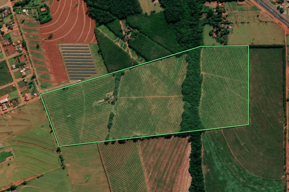 Imagem de satélite do imóvel rural em Alto Paraná (PR), com o contorno declarado no CAR desenhado por cima.