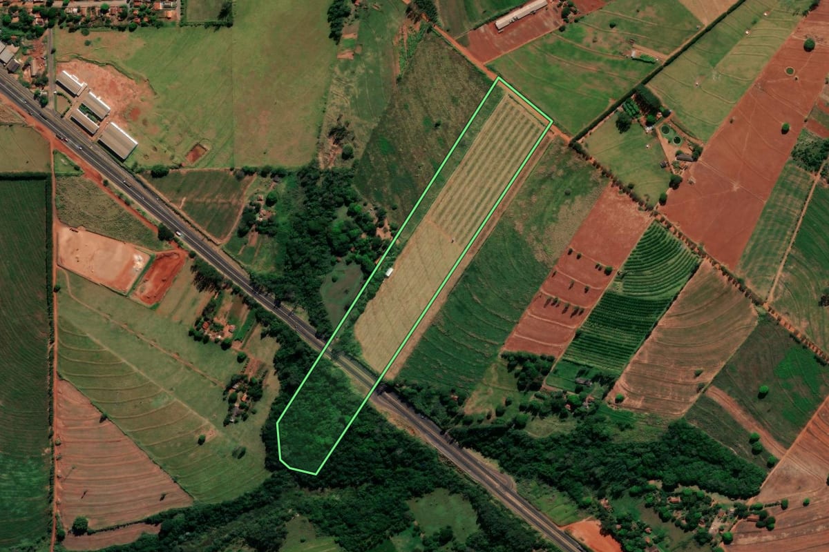 Imagem de satélite do imóvel rural em Alto Paraná (PR), com o contorno declarado no CAR desenhado por cima.