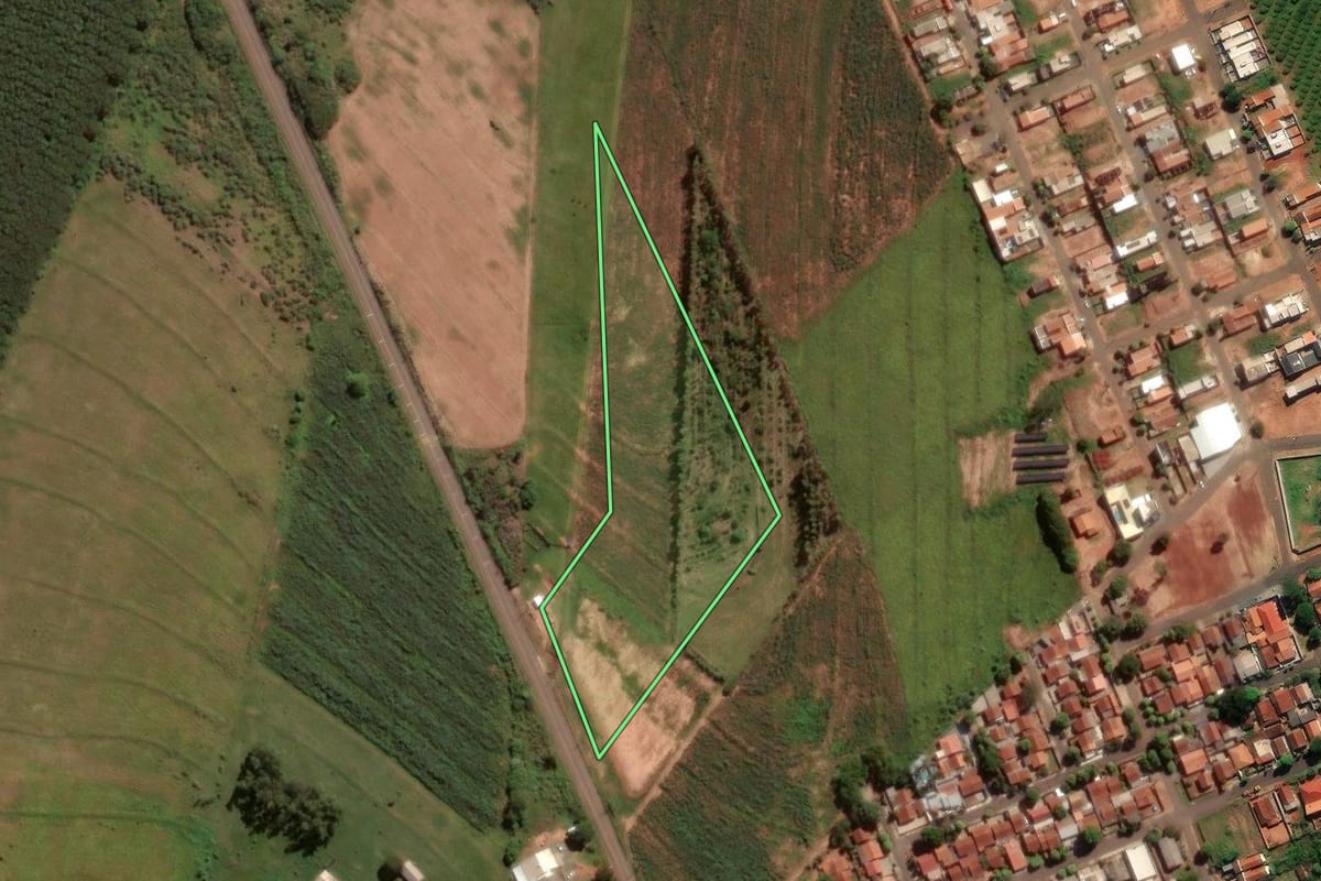 Imagem de satélite do imóvel rural em Alto Paraná (PR), com o contorno declarado no CAR desenhado por cima.