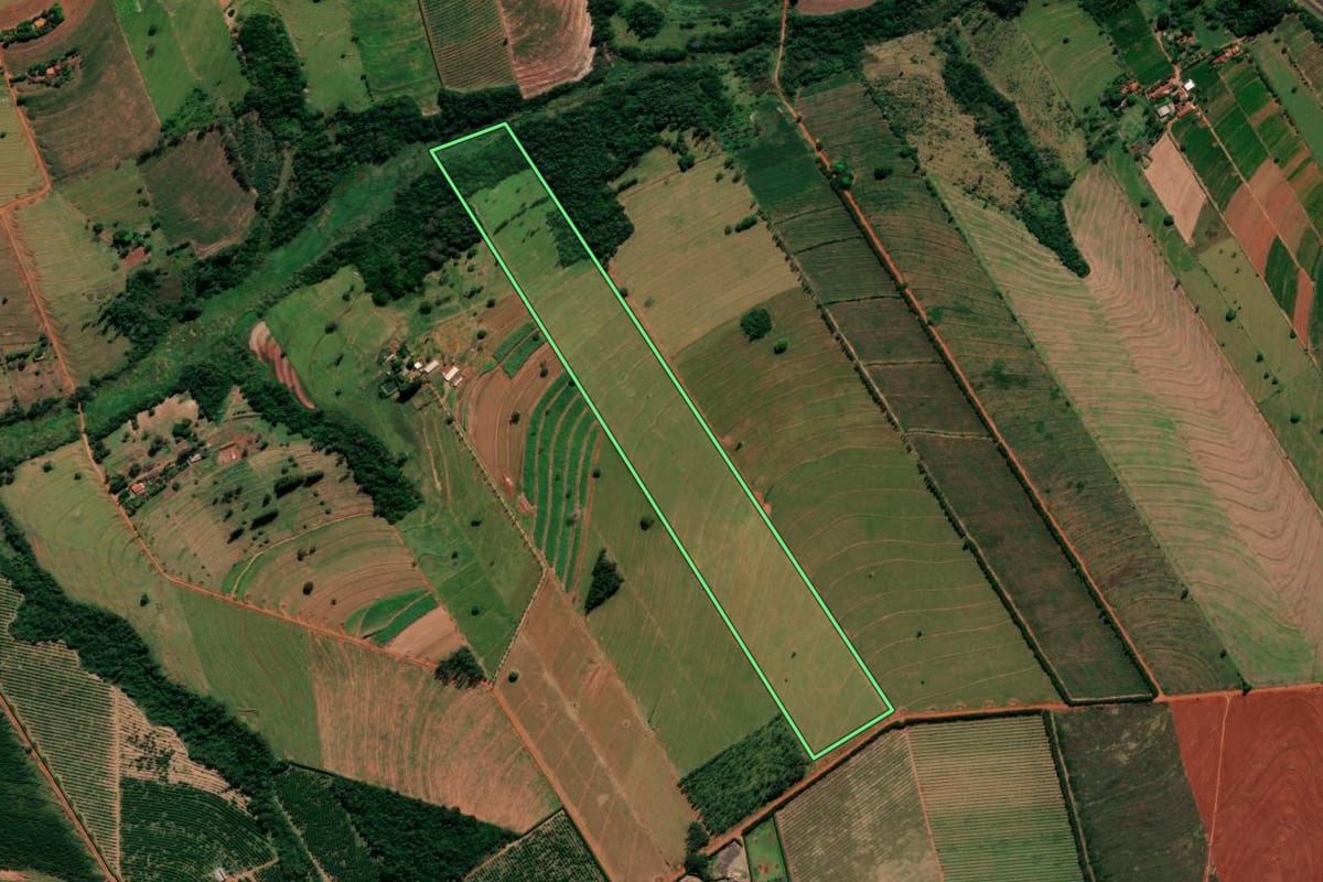 Imagem de satélite do imóvel rural em Alto Paraná (PR), com o contorno declarado no CAR desenhado por cima.