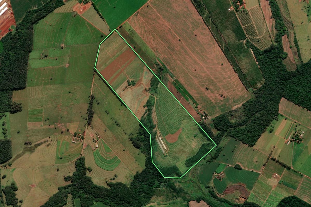 Imagem de satélite do imóvel rural em Alto Paraná (PR), com o contorno declarado no CAR desenhado por cima.