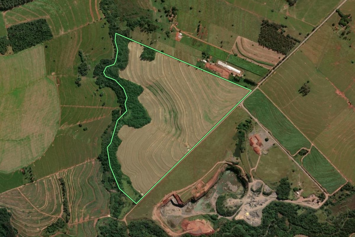 Imagem de satélite do imóvel rural em Alto Paraná (PR), com o contorno declarado no CAR desenhado por cima.