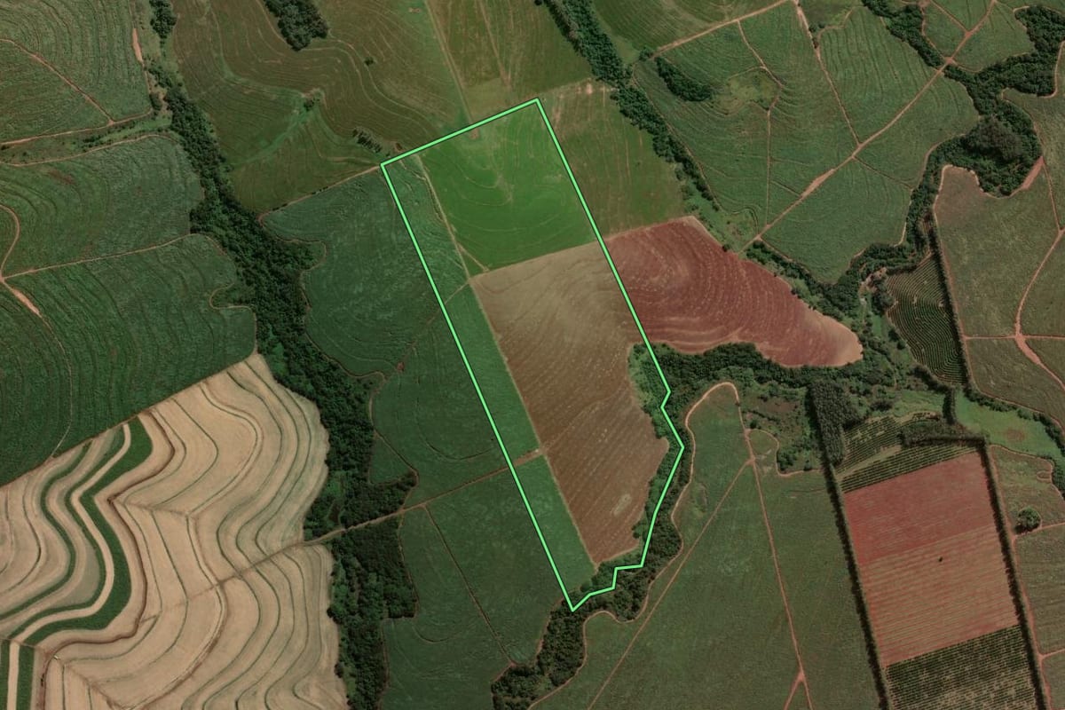 Imagem de satélite do imóvel rural em Alto Paraná (PR), com o contorno declarado no CAR desenhado por cima.