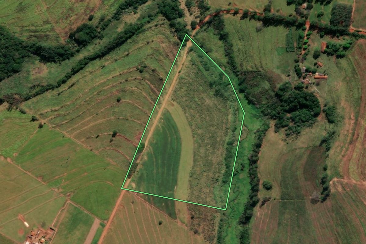 Imagem de satélite do imóvel rural em Alto Paraná (PR), com o contorno declarado no CAR desenhado por cima.