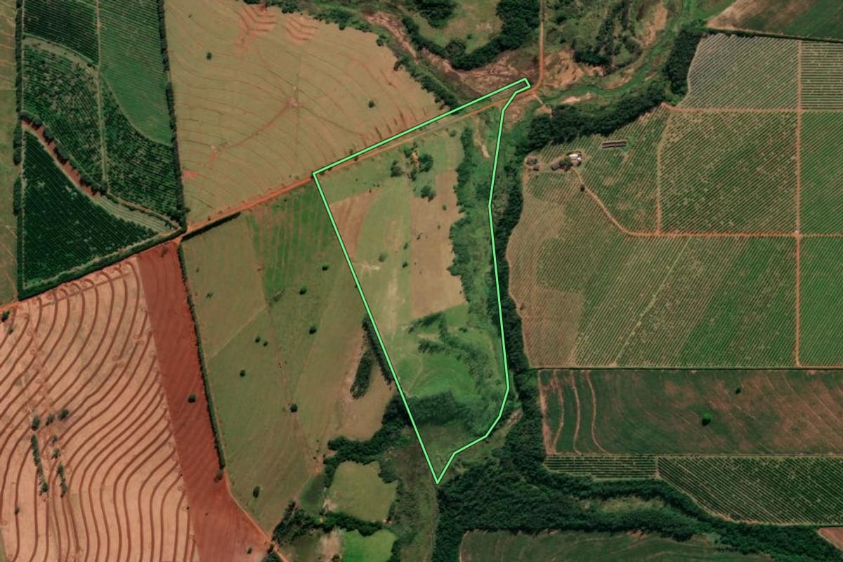 Imagem de satélite do imóvel rural em Alto Paraná (PR), com o contorno declarado no CAR desenhado por cima.