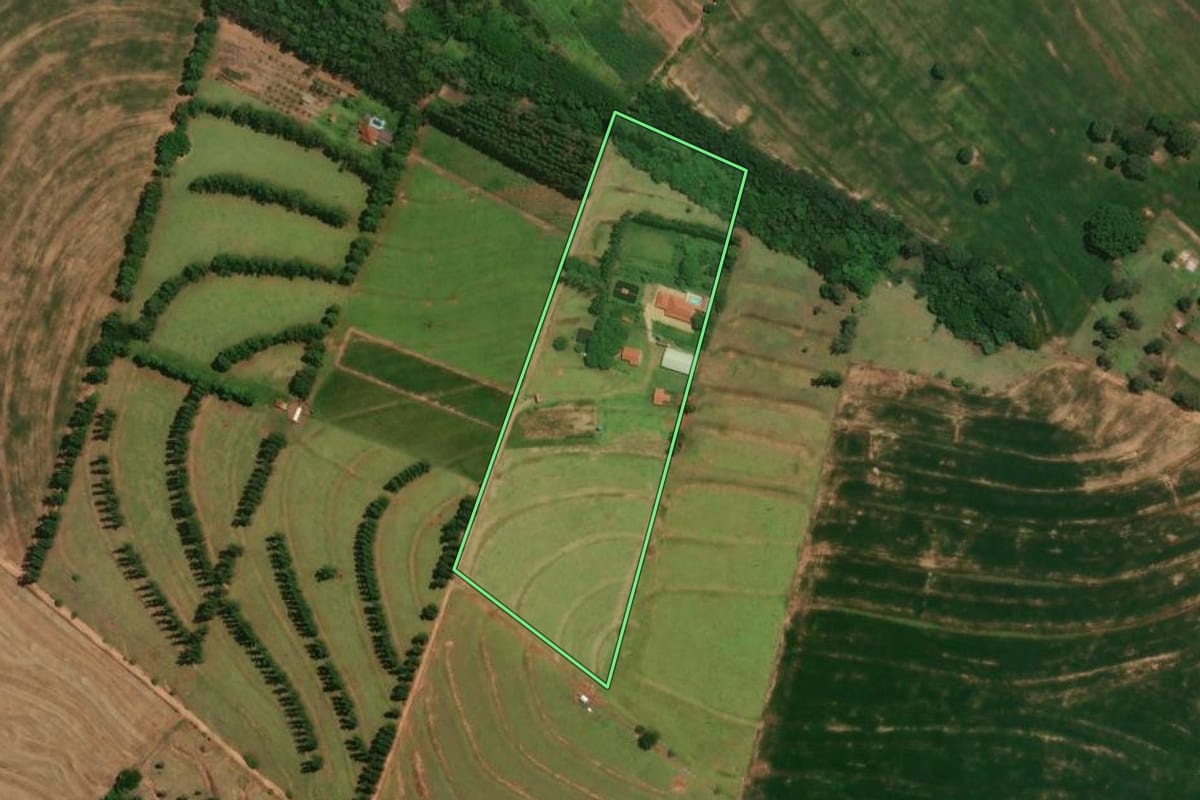 Imagem de satélite do imóvel rural em Alto Piquiri (PR), com o contorno declarado no CAR desenhado por cima.