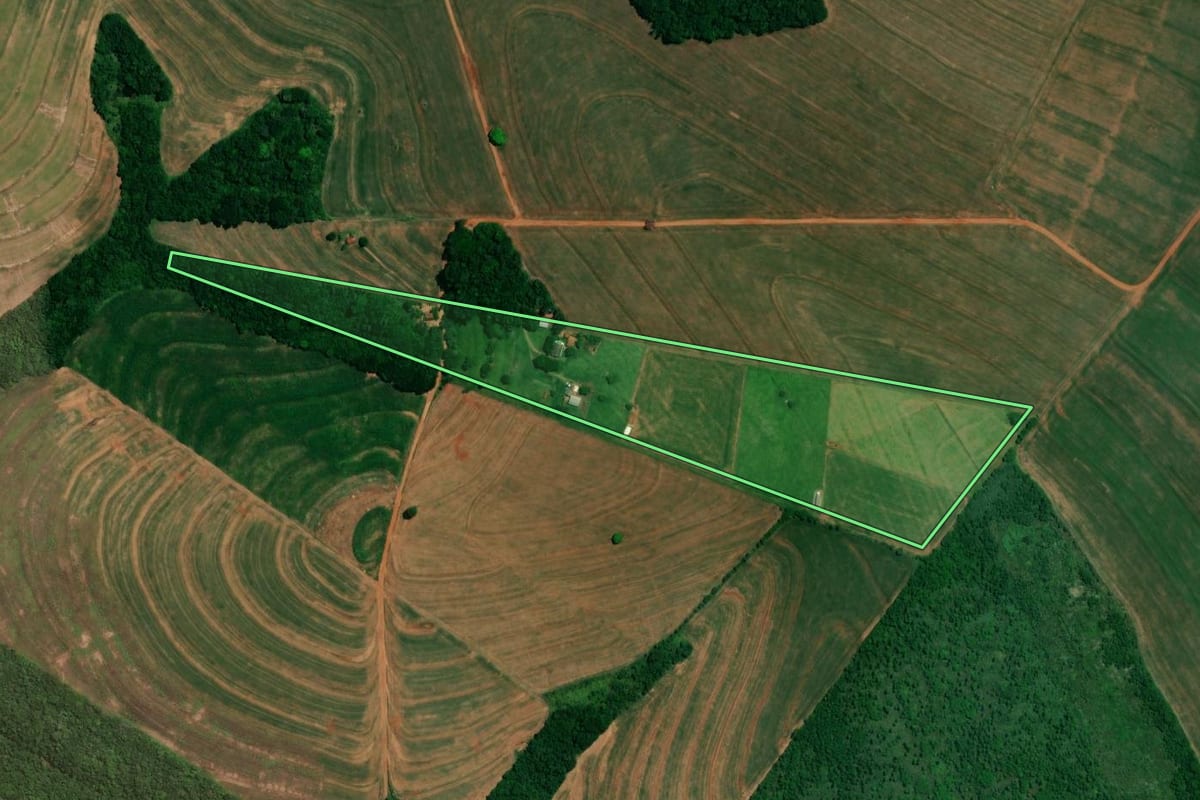 Imagem de satélite do imóvel rural em Alto Piquiri (PR), com o contorno declarado no CAR desenhado por cima.