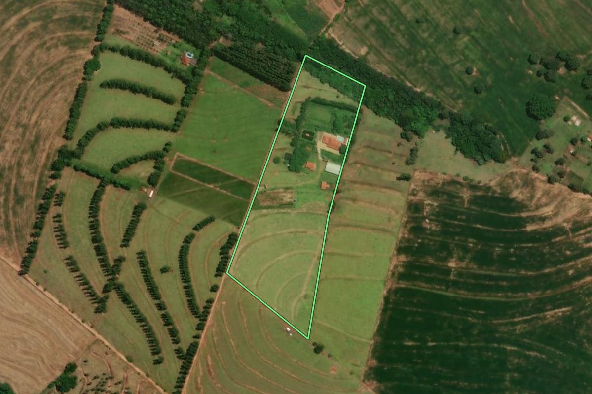 Imagem de satélite do imóvel rural em Alto Piquiri (PR), com o contorno declarado no CAR desenhado por cima.