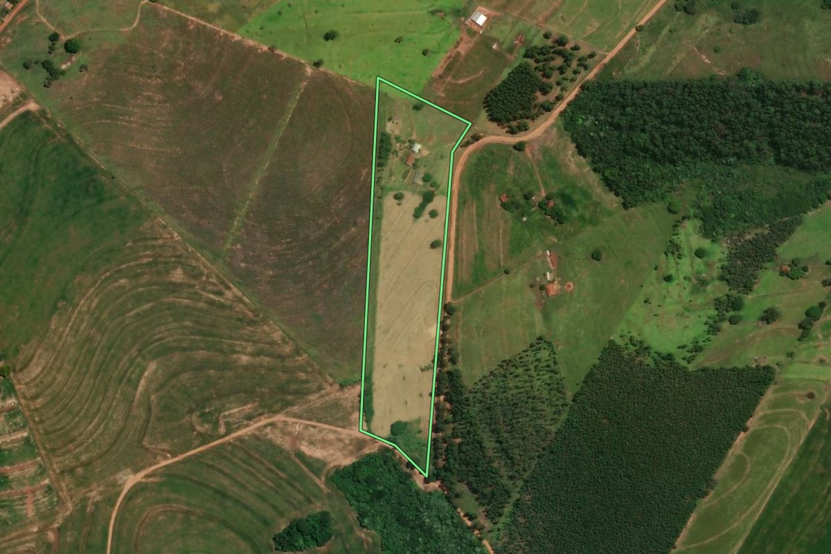 Imagem de satélite do imóvel rural em Alto Piquiri (PR), com o contorno declarado no CAR desenhado por cima.