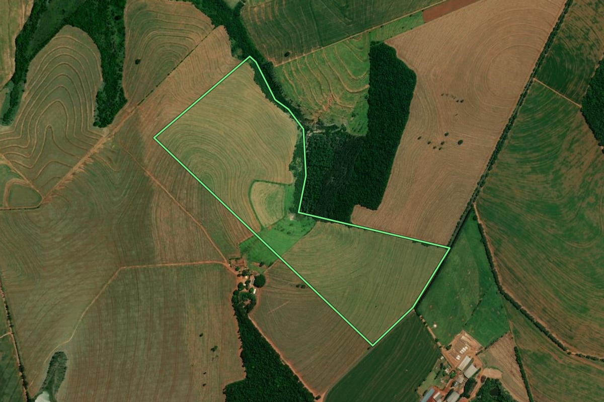 Imagem de satélite do imóvel rural em Alto Piquiri (PR), com o contorno declarado no CAR desenhado por cima.