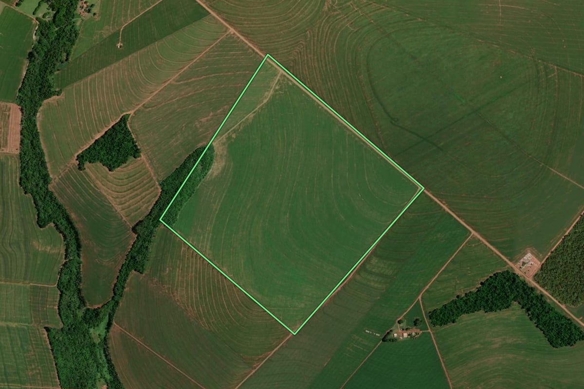 Imagem de satélite do imóvel rural em Alto Piquiri (PR), com o contorno declarado no CAR desenhado por cima.