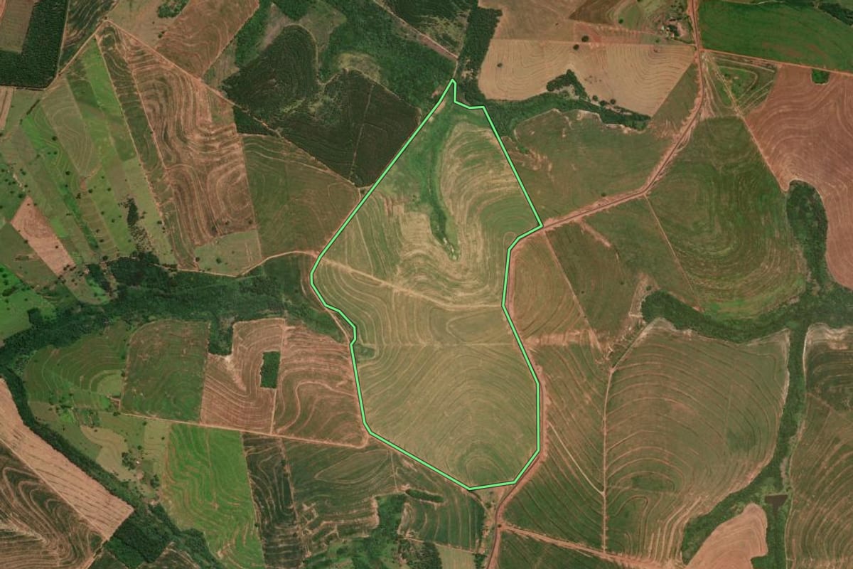 Imagem de satélite do imóvel rural em Alto Piquiri (PR), com o contorno declarado no CAR desenhado por cima.