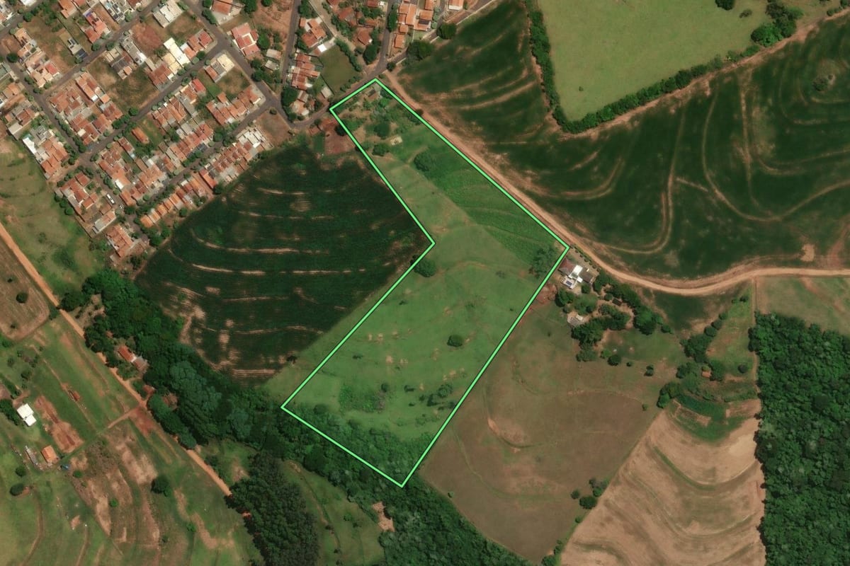 Imagem de satélite do imóvel rural em Alto Piquiri (PR), com o contorno declarado no CAR desenhado por cima.