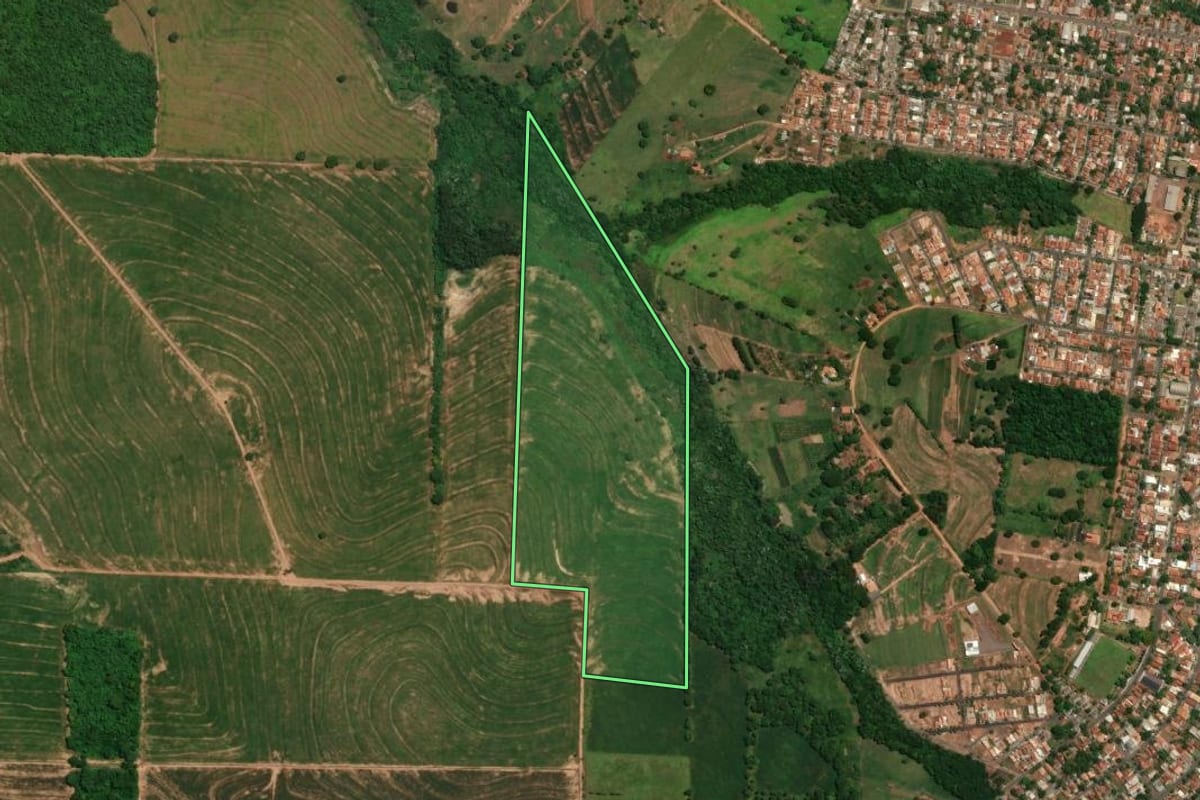 Imagem de satélite do imóvel rural em Alto Piquiri (PR), com o contorno declarado no CAR desenhado por cima.
