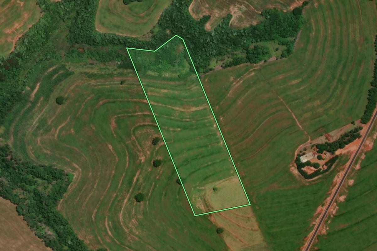 Imagem de satélite do imóvel rural em Alto Piquiri (PR), com o contorno declarado no CAR desenhado por cima.