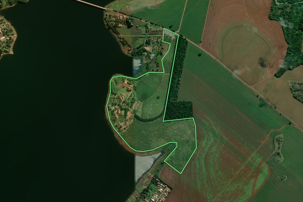 Imagem de satélite do imóvel rural em Alvorada do Sul (PR), com o contorno declarado no CAR desenhado por cima.