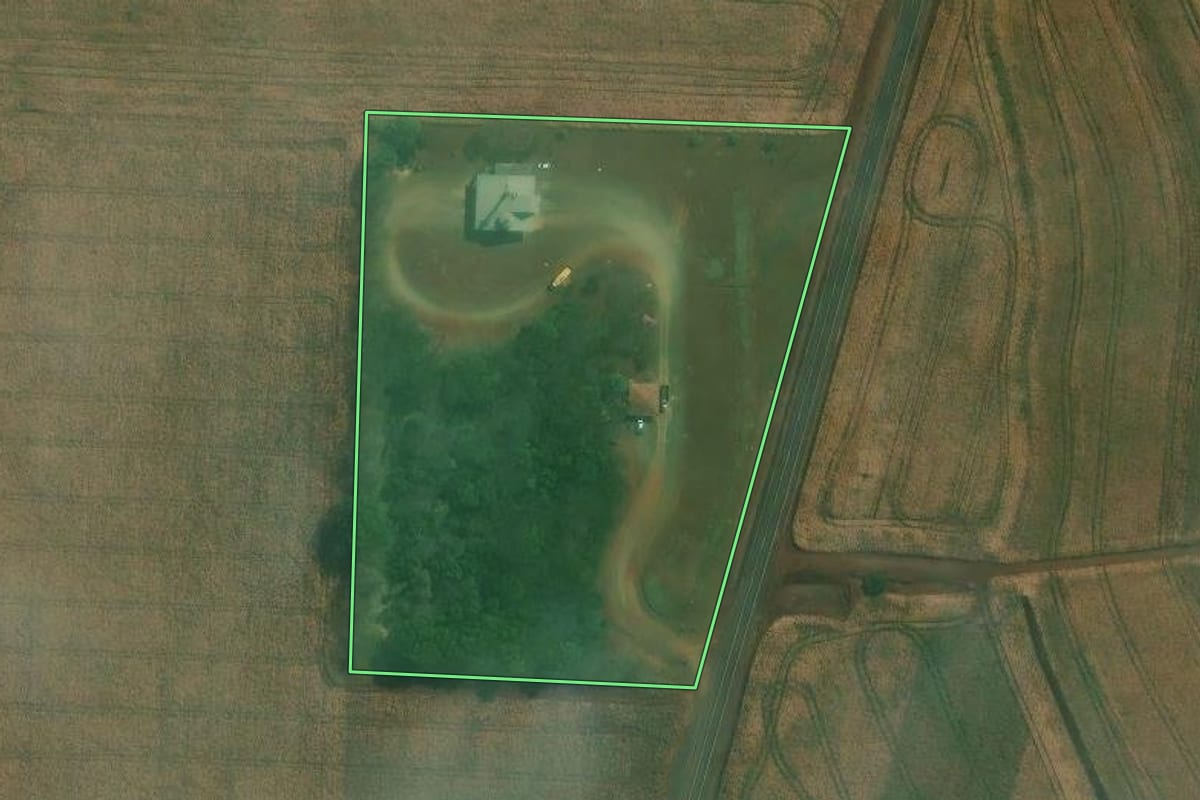 Imagem de satélite do imóvel rural em Alvorada do Sul (PR), com o contorno declarado no CAR desenhado por cima.