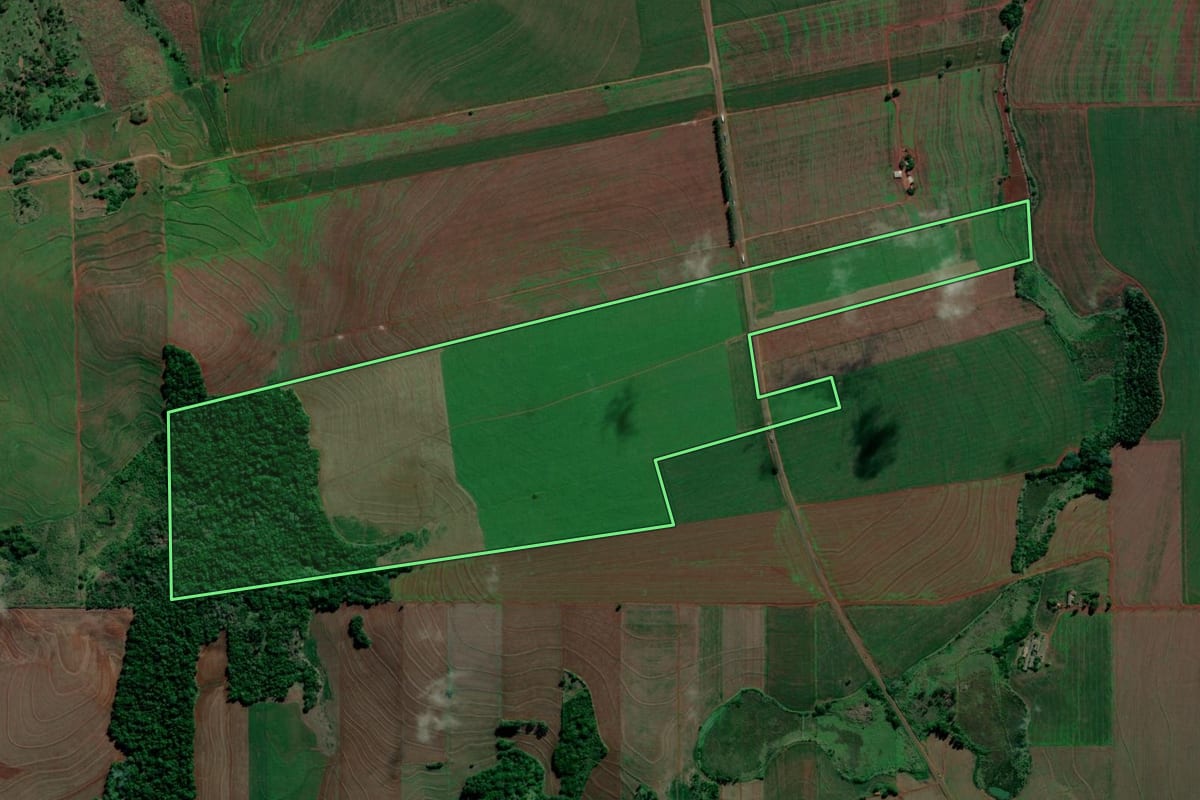 Imagem de satélite do imóvel rural em Alvorada do Sul (PR), com o contorno declarado no CAR desenhado por cima.
