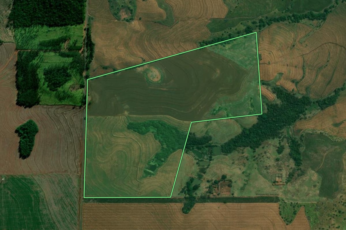 Imagem de satélite do imóvel rural em Alvorada do Sul (PR), com o contorno declarado no CAR desenhado por cima.