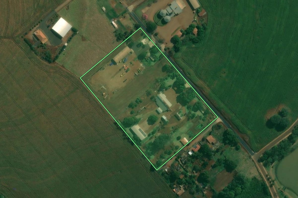 Imagem de satélite do imóvel rural em Alvorada do Sul (PR), com o contorno declarado no CAR desenhado por cima.