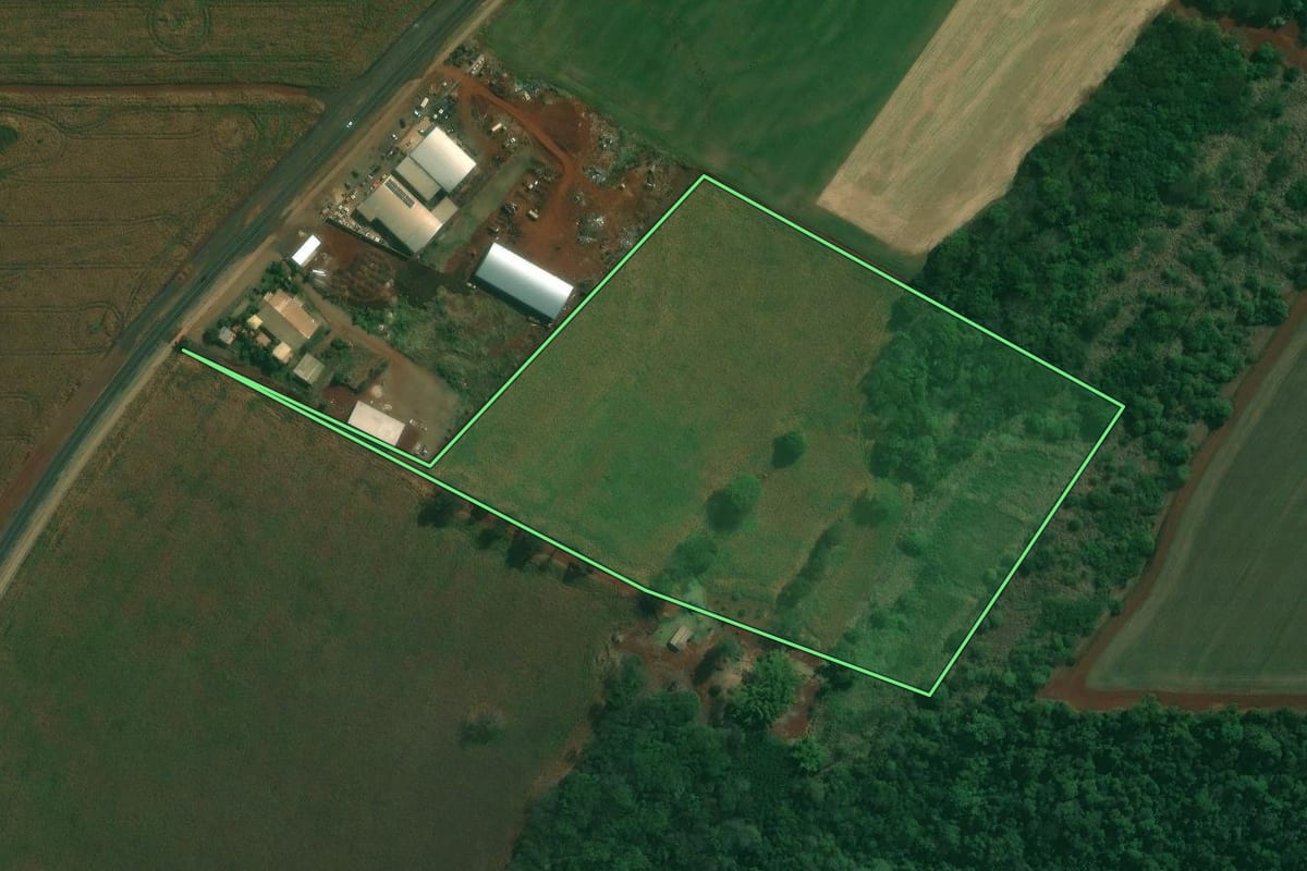 Imagem de satélite do imóvel rural em Alvorada do Sul (PR), com o contorno declarado no CAR desenhado por cima.