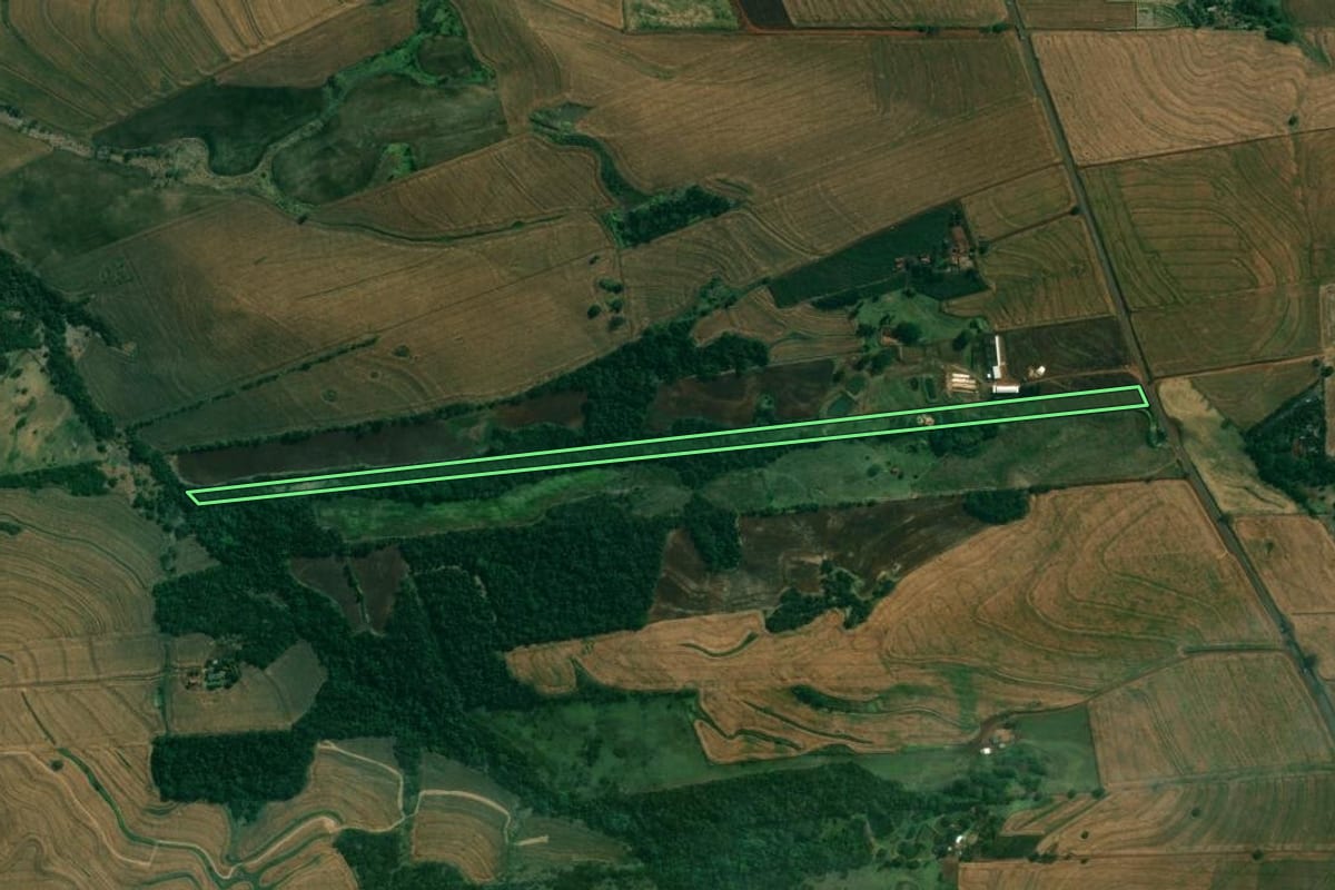 Imagem de satélite do imóvel rural em Alvorada do Sul (PR), com o contorno declarado no CAR desenhado por cima.