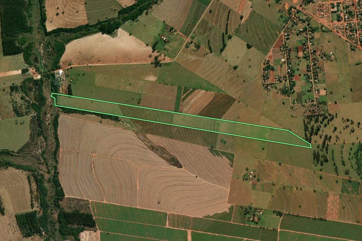 Imagem de satélite do imóvel rural em Amaporã (PR), com o contorno declarado no CAR desenhado por cima.