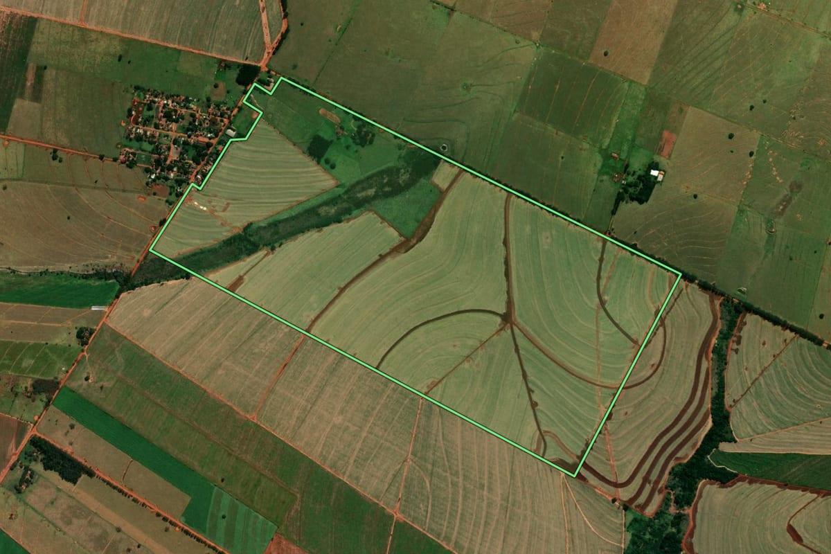 Imagem de satélite do imóvel rural em Amaporã (PR), com o contorno declarado no CAR desenhado por cima.