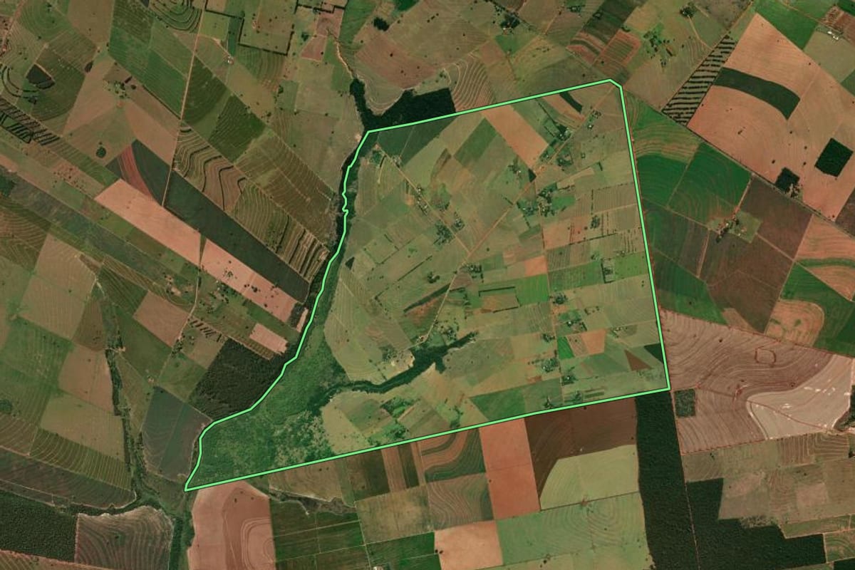 Imagem de satélite do imóvel rural em Amaporã (PR), com o contorno declarado no CAR desenhado por cima.