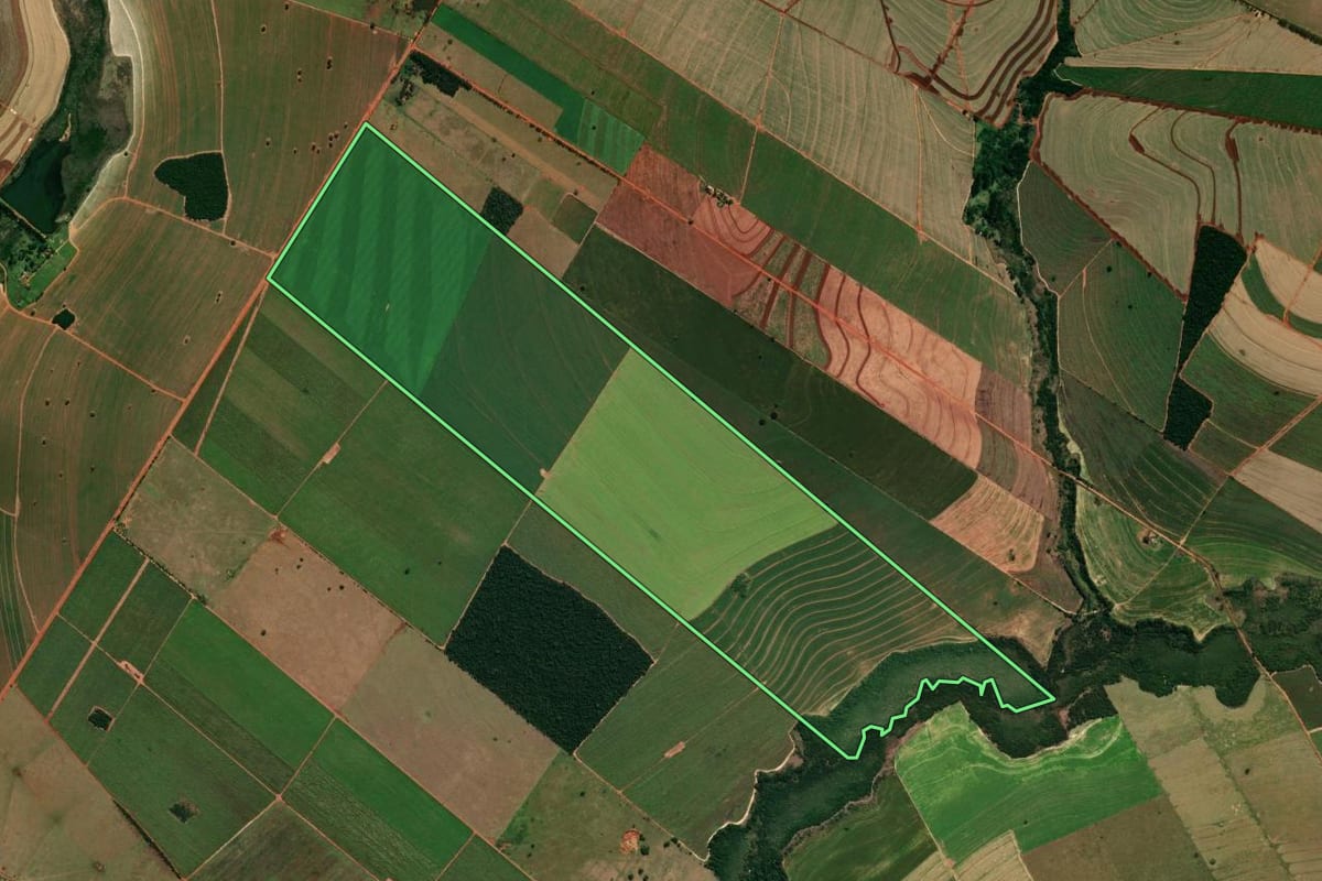 Imagem de satélite do imóvel rural em Amaporã (PR), com o contorno declarado no CAR desenhado por cima.