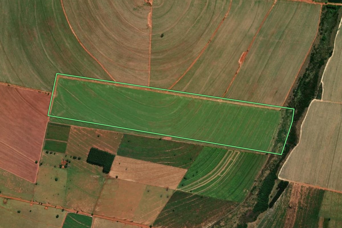 Imagem de satélite do imóvel rural em Amaporã (PR), com o contorno declarado no CAR desenhado por cima.
