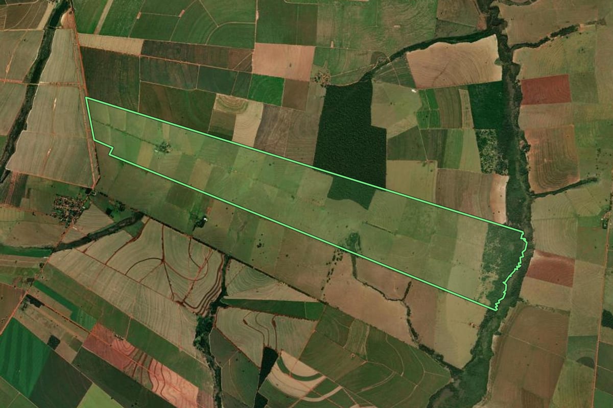 Imagem de satélite do imóvel rural em Amaporã (PR), com o contorno declarado no CAR desenhado por cima.