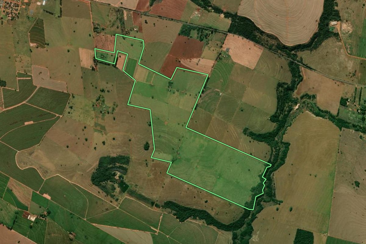 Imagem de satélite do imóvel rural em Amaporã (PR), com o contorno declarado no CAR desenhado por cima.
