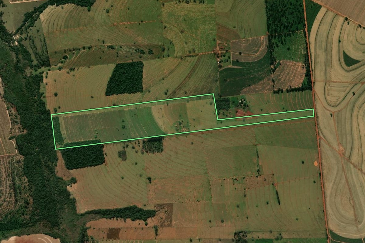 Imagem de satélite do imóvel rural em Amaporã (PR), com o contorno declarado no CAR desenhado por cima.