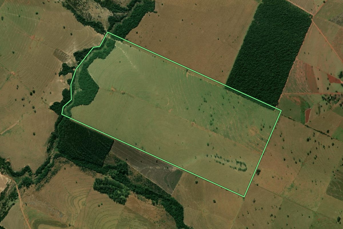 Imagem de satélite do imóvel rural em Amaporã (PR), com o contorno declarado no CAR desenhado por cima.