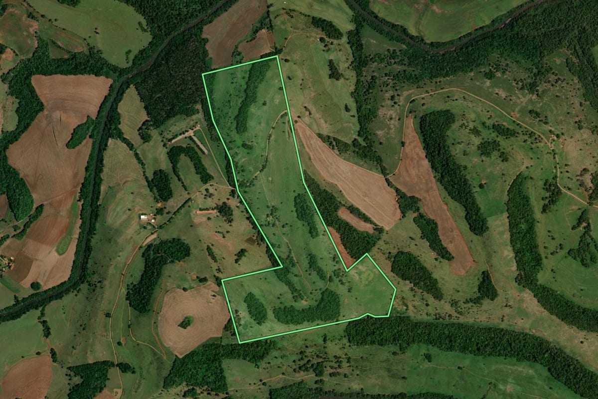 Imagem de satélite do imóvel rural em Ampére (PR), com o contorno declarado no CAR desenhado por cima.