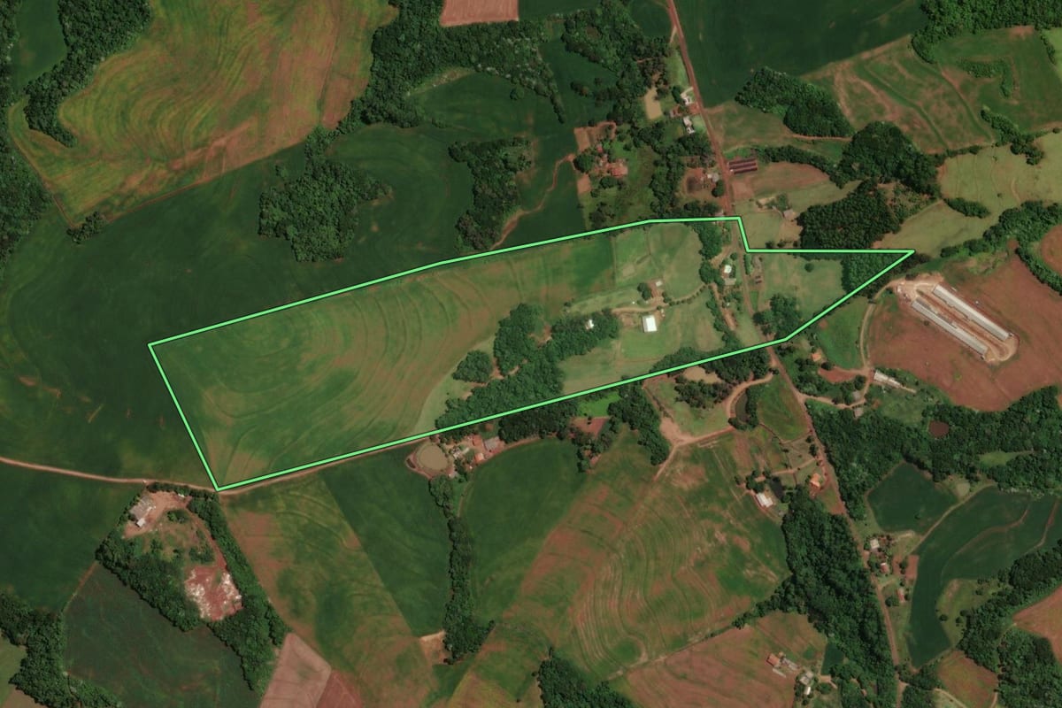 Imagem de satélite do imóvel rural em Ampére (PR), com o contorno declarado no CAR desenhado por cima.