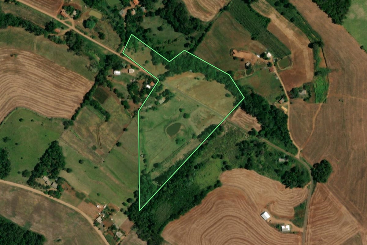 Imagem de satélite do imóvel rural em Ampére (PR), com o contorno declarado no CAR desenhado por cima.
