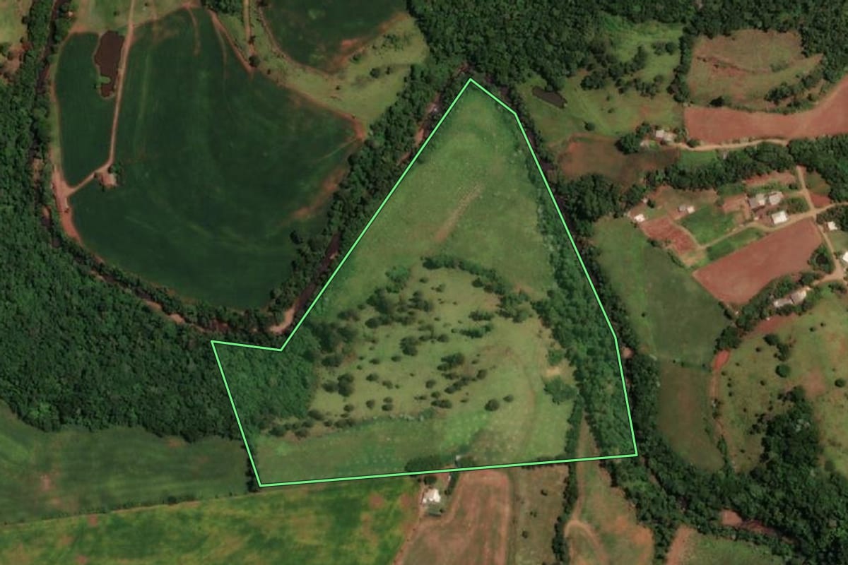 Imagem de satélite do imóvel rural em Ampére (PR), com o contorno declarado no CAR desenhado por cima.