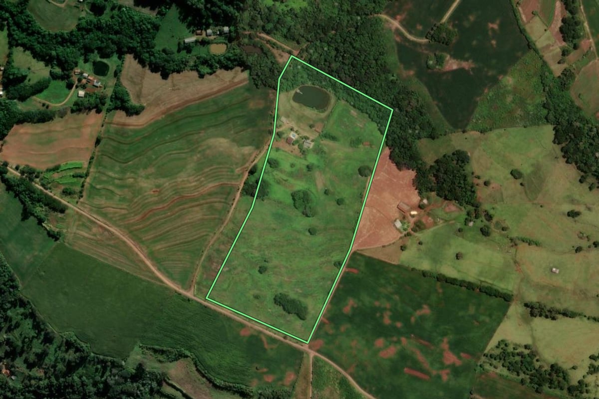 Imagem de satélite do imóvel rural em Ampére (PR), com o contorno declarado no CAR desenhado por cima.