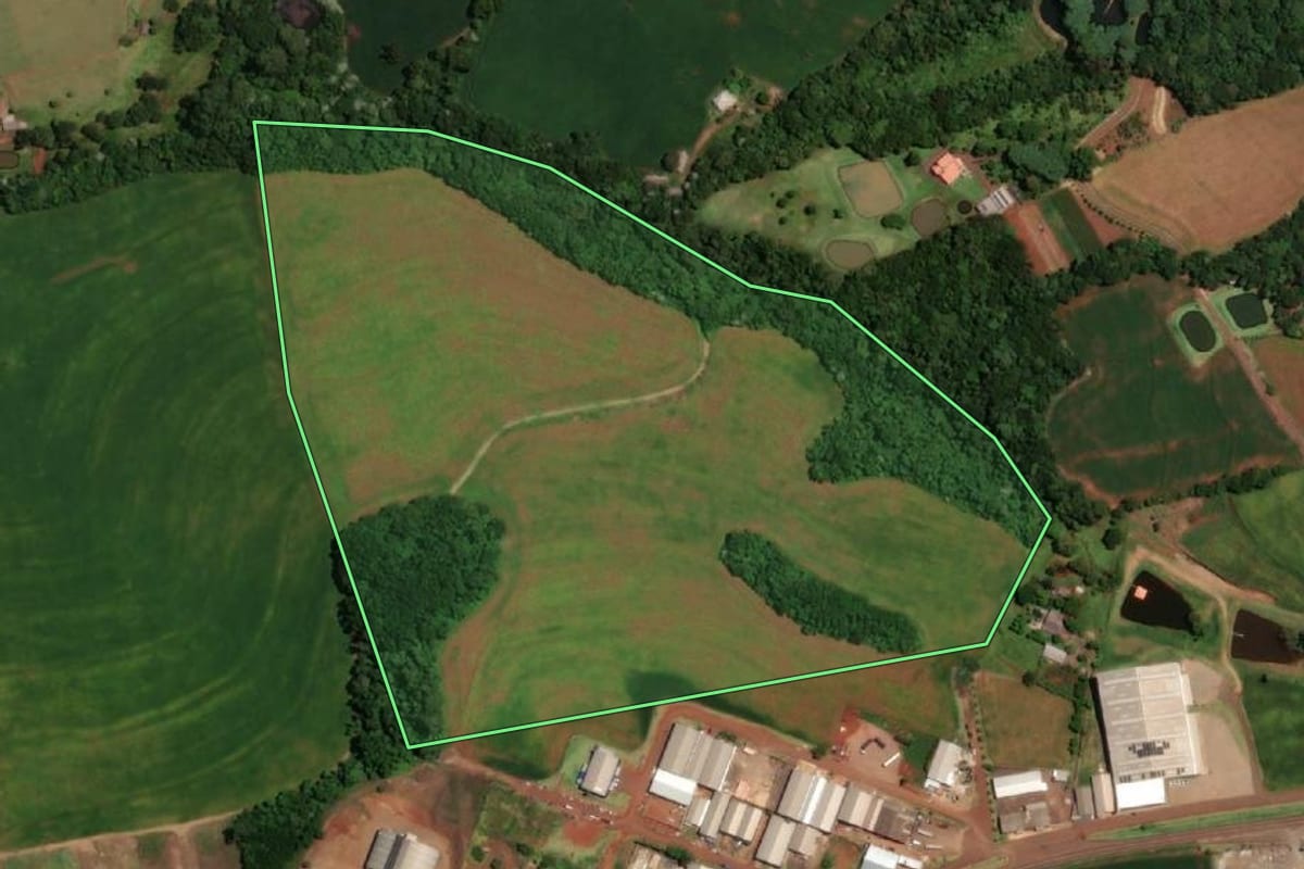 Imagem de satélite do imóvel rural em Ampére (PR), com o contorno declarado no CAR desenhado por cima.