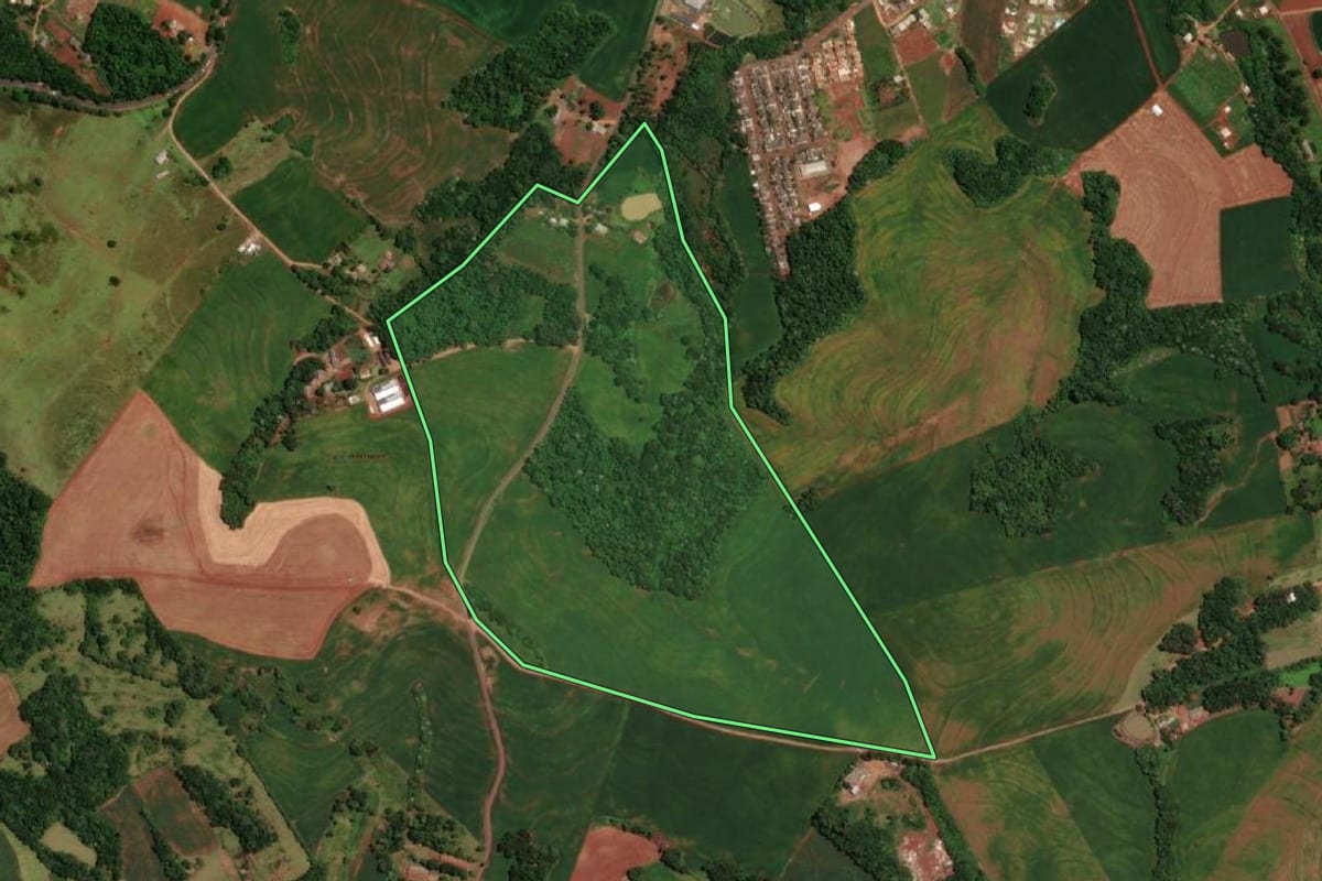 Imagem de satélite do imóvel rural em Ampére (PR), com o contorno declarado no CAR desenhado por cima.