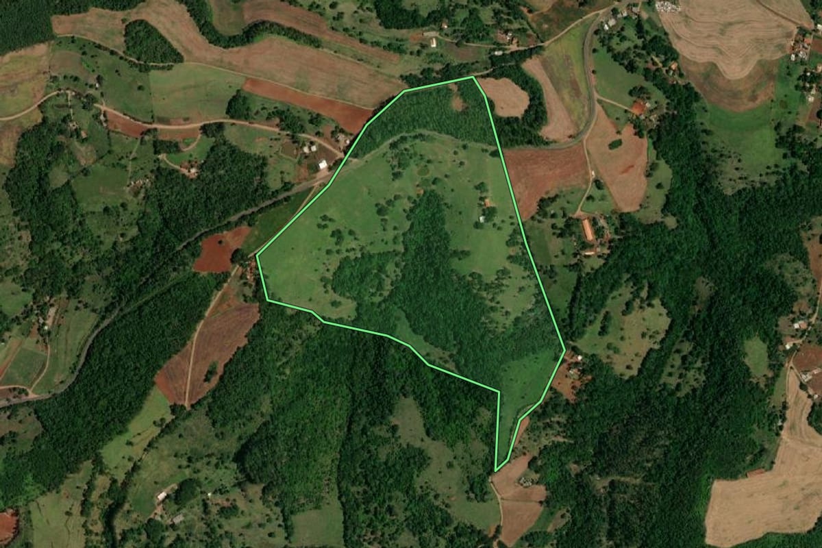Imagem de satélite do imóvel rural em Ampére (PR), com o contorno declarado no CAR desenhado por cima.