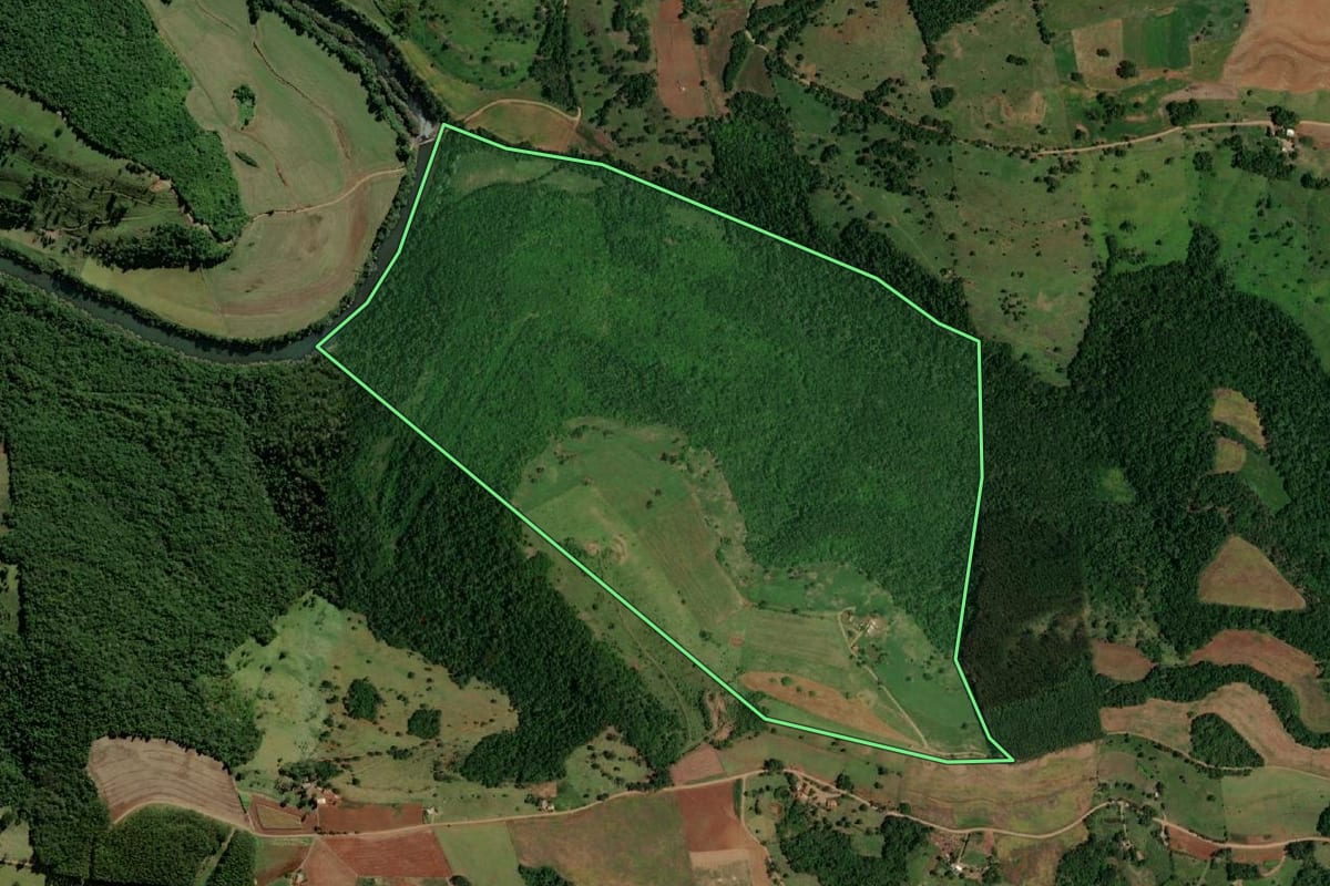Imagem de satélite do imóvel rural em Ampére (PR), com o contorno declarado no CAR desenhado por cima.