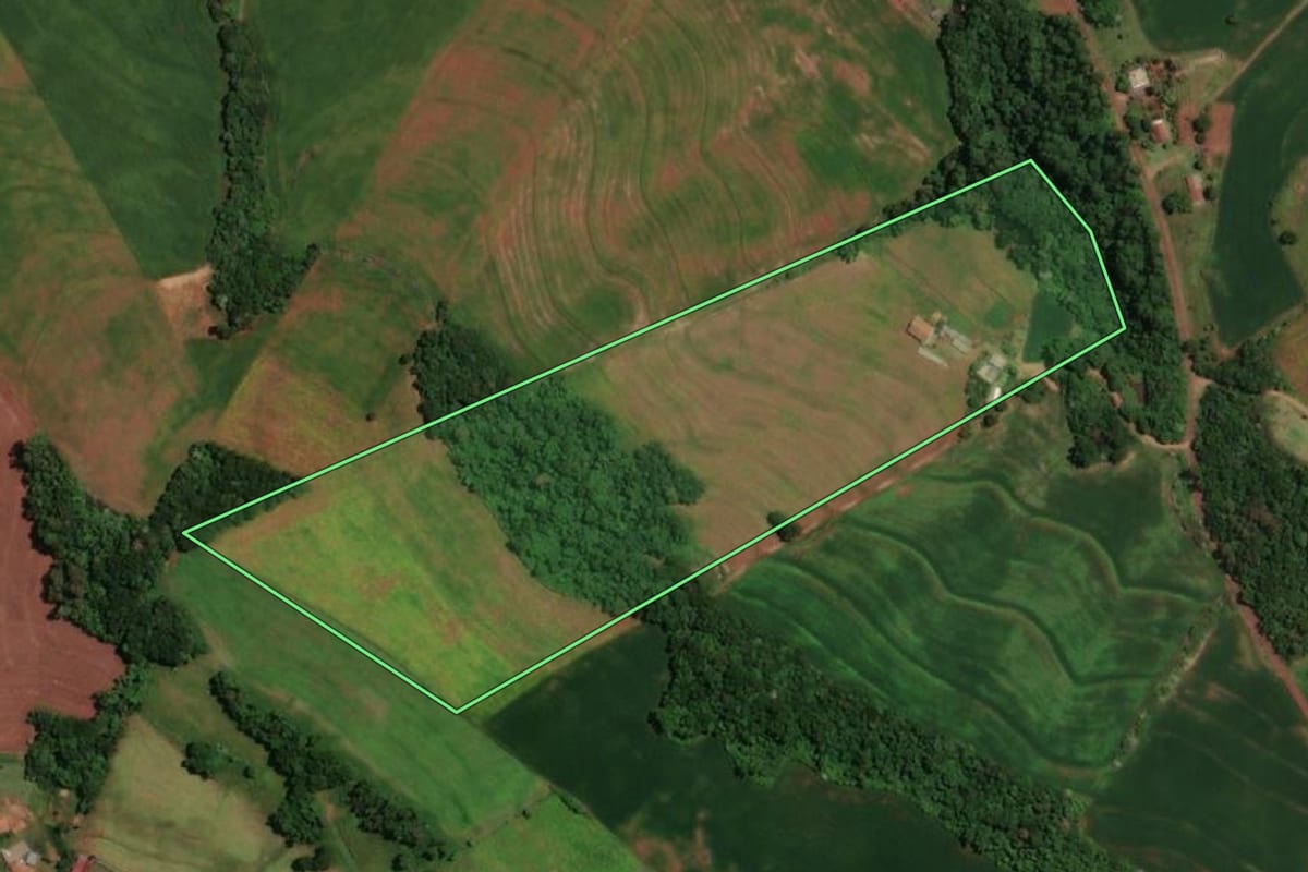 Imagem de satélite do imóvel rural em Ampére (PR), com o contorno declarado no CAR desenhado por cima.